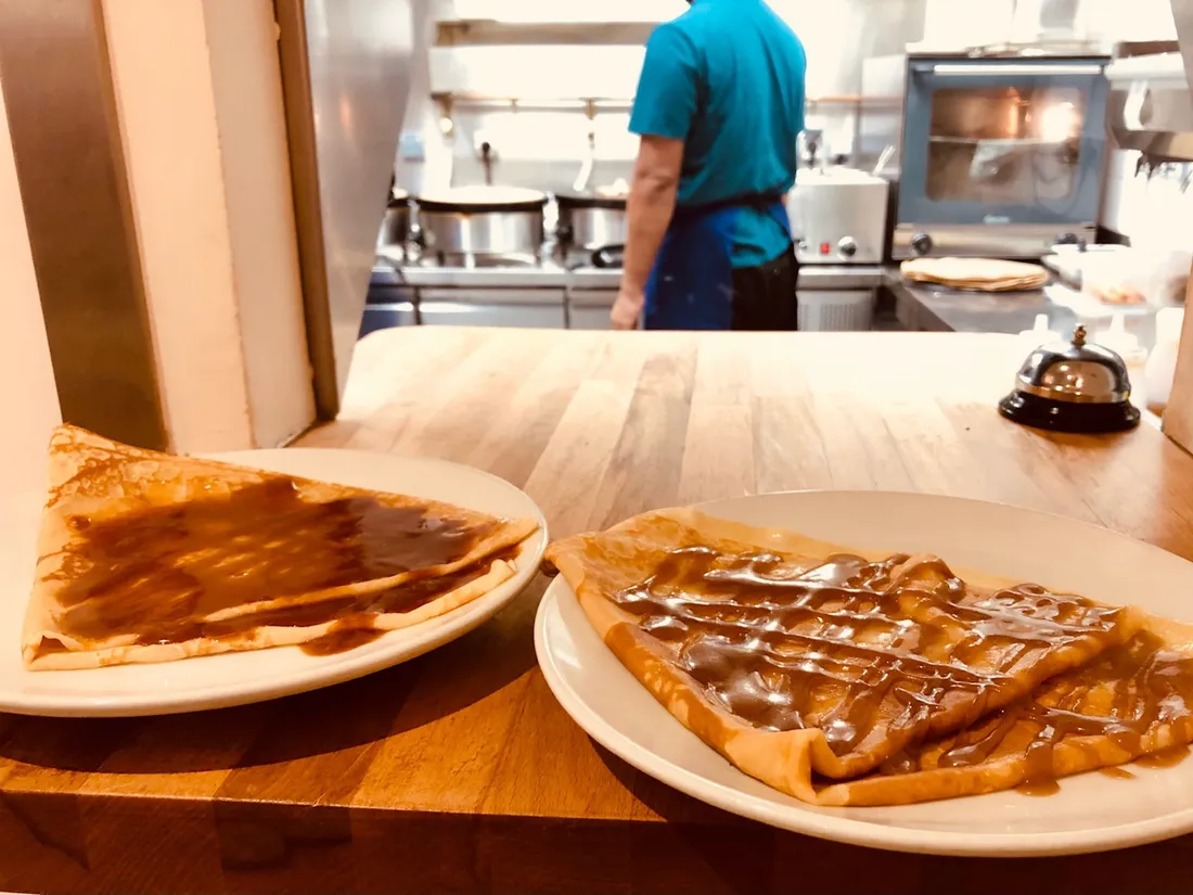 Une crête traditionnelle bretonne, badigeonnée de caramel beurre salé ou de crème de marron.